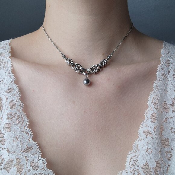 Silver Hematite pearl chainmaille choker necklace with a small silver chain - Picture 3 of 9